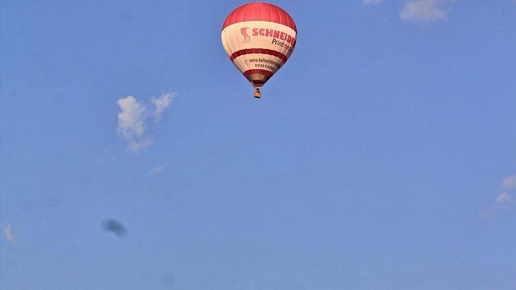 Der Ballon entschwindet über die Windräder hinweg gen Itzgrund.