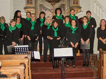 In ihrem Kirchenkonzert würdigten die Sängerinnen von "Cantica Nova" die Persönlichkeit der Ehefrau Luthers, Katharina von Bora. Rechts  die Leiterin Monika SchilkowskiFoto: Klaus Gagel
