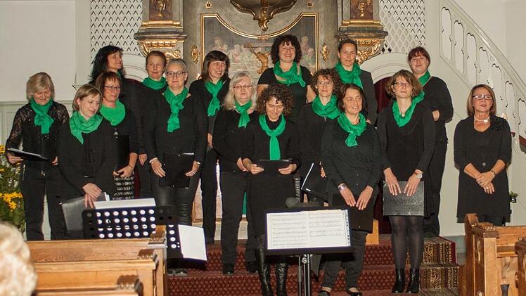 In ihrem Kirchenkonzert würdigten die Sängerinnen von "Cantica Nova" die Persönlichkeit der Ehefrau Luthers, Katharina von Bora. Rechts  die Leiterin Monika SchilkowskiFoto: Klaus Gagel