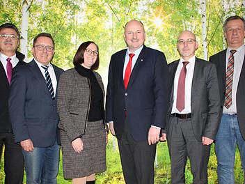 Stellten sich bei der Podiumsdiskussion den Fragen (von links): Klaus Markert (Deutsche Telekom AG), Stephan Dausacker (Betriebsleiter Hab-net DSL), Anja Binder (Geschäftsführerin Hab-net DSL), Bernd Rützel, Gemündens Bürgermeister Jürgen Lippert und Erhard Glaab (Leiter des Amts für Digitalisierung, Breitband und Vermessung in Lohr).  Foto: Florian Sauer