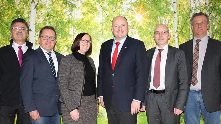 Stellten sich bei der Podiumsdiskussion den Fragen (von links): Klaus Markert (Deutsche Telekom AG), Stephan Dausacker (Betriebsleiter Hab-net DSL), Anja Binder (Geschäftsführerin Hab-net DSL), Bernd Rützel, Gemündens Bürgermeister Jürgen Lippert und Erhard Glaab (Leiter des Amts für Digitalisierung, Breitband und Vermessung in Lohr).  Foto: Florian Sauer
