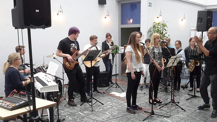 Mit vollem Körpereinsatz dirigierte Christian Hirschler (rechts) die Projekt-Band der August-Kömpel-Musikschule.  Foto: Rolf Pralle