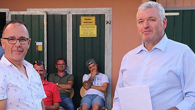 Andreas Leibold (links) ist für weitere sechs Jahre Ortssprecher in Reutersbrunn. Bürgermeister Jürgen Hennemann gratulierte.  Helmut Will