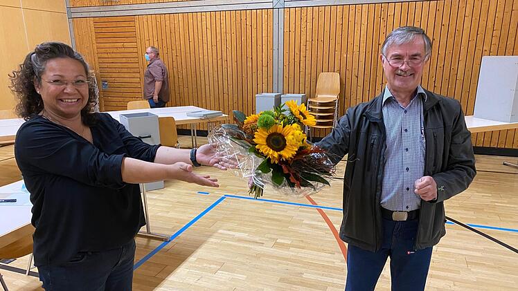Zweiter Bürgermeister Gerhard Eidelloth überreichte nach der Wahl einen Blumenstrauß an Christin Neder-Braun. Foto: Michael Wunder