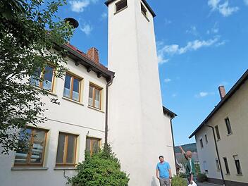 Der Schlauchturm kommt weg: links Kommandant Markus Engert, rechts Ortssprecher und Stadtrat Wolfgang Herold.