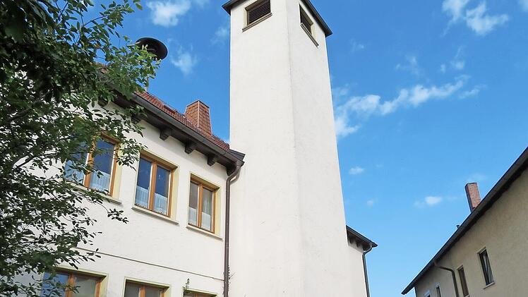 Der Schlauchturm kommt weg: links Kommandant Markus Engert, rechts Ortssprecher und Stadtrat Wolfgang Herold.