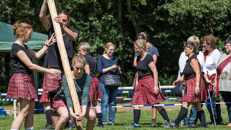 Bei vielen Disziplinen können die Sportler entscheiden, wie viel sie wuchten. Wer etwa den fünf Meter langen 35-Kilo-Baumstamm so wirft, dass er sich überschlägt, bekommt mehr Punkte, als derjenige, der den kürzen 25-Kilo-Baumstamm wählt. Foto: Ma...
