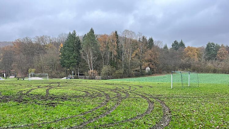 Zeil am Main: Unbekannte Vandalierer driften über Spielplatz - "Ist eine Schweinerei"