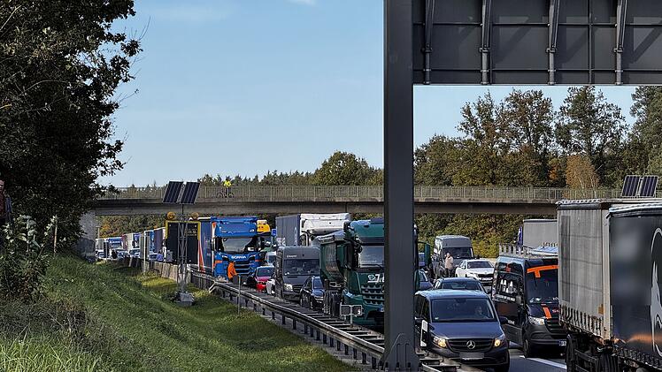 Unfall auf A3 bei Behringersdorf: Lkw liegt quer auf Fahrbahn - Sperrung dauert mehrere Stunden