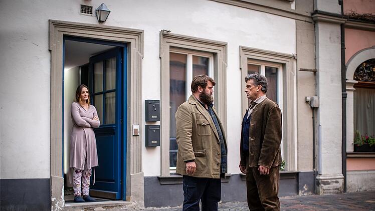 Konrad Behringer (Antoine Monot, zweiter von links) stattet Daria Kronau (Maria Ehrich), der Frau des &Uuml;berraschungst&auml;ters, einen Besuch ab. Ihr Schwiegervater Alfred Kronau (Thomas Sarbacher) kommt auch dazu.