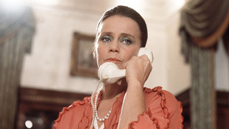 Evelyn St&uuml;rznickel (Maria Schell) ist unter Verdacht, ihren Schwiegervater ermordet zu haben.