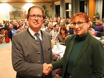 "Machen wir den Graben zu", meint Wahlsieger Benedikt Graf Bentzel bei dieser Aufnahme zur unterlegenen Antje Müller. Foto: Andreas Oswald