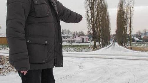 Werner Thomas vor den Pyramidenpappeln.