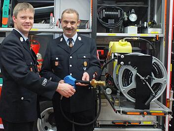 Thomas Straub (stellvertretender Kommandant und Jugendwart, links) und Klaus Preisendörfer (Kommandant, rechts)  am Hochdrucklöschgerät: Dieses hat die Feuerwehr Waldfenster im  Staffellöschfahrzeug LF 10/6, um auch künftig Brände effektiv bekämpfen zu können.  Foto: Björn Hein