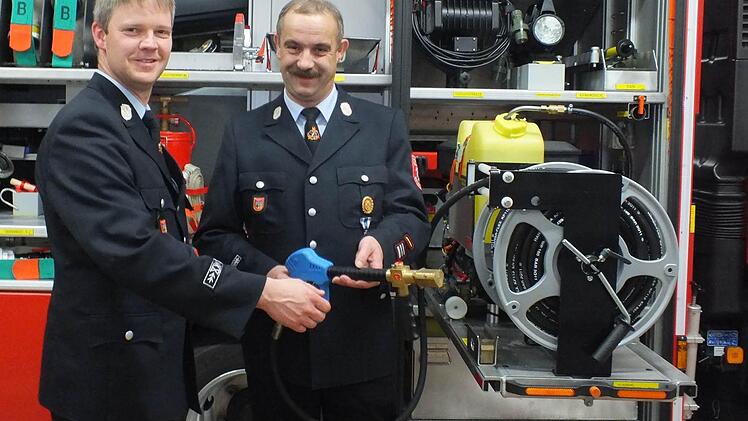 Thomas Straub (stellvertretender Kommandant und Jugendwart, links) und Klaus Preisendörfer (Kommandant, rechts)  am Hochdrucklöschgerät: Dieses hat die Feuerwehr Waldfenster im  Staffellöschfahrzeug LF 10/6, um auch künftig Brände effektiv bekämpfen zu können.  Foto: Björn Hein