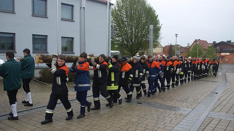 Die Vereinsgemeinschaft will auch 2014 wieder die Tradition des Maibaumaufstellens pflegen. Der Kirchweihtanz wird aber gestrichen. Foto: Archiv Stefan Geiger