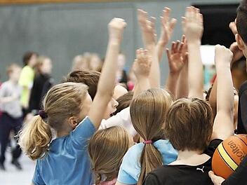 Murat Avcilar, der Jugendtrainer bei den Coburger Basketballern, erläutert den Kindern die Wurftechnik.  Fotos: Katja Nauer