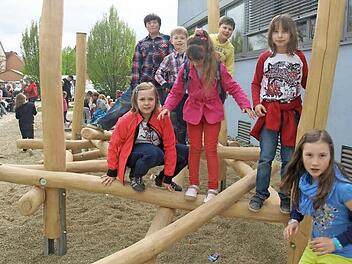Rathaus und Schulhof konnten im vergangenen Jahr eingeweiht werden. Die Kinder nahmen das neue Gerüst gleich in Beschlag. Achivfotos:Stefan Geiger