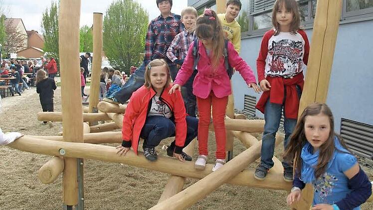 Rathaus und Schulhof konnten im vergangenen Jahr eingeweiht werden. Die Kinder nahmen das neue Gerüst gleich in Beschlag. Achivfotos:Stefan Geiger