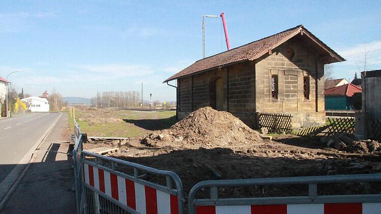 Die Nebengebäude des Ebensfelder Bahnhofs werden noch in diesem Jahr abgebrochen.