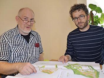 Kreisheimatpfleger Christian Neugebauer (links) unterstützt den Landschaftsplaner Thomas Büttner bei seinen Forschungen. Hier haben die beiden Karten vor sich liegen, die die Landnutzung in Oehrberg von 1850 und heute abbilden.  Foto: Kathrin Kupka-Hahn
