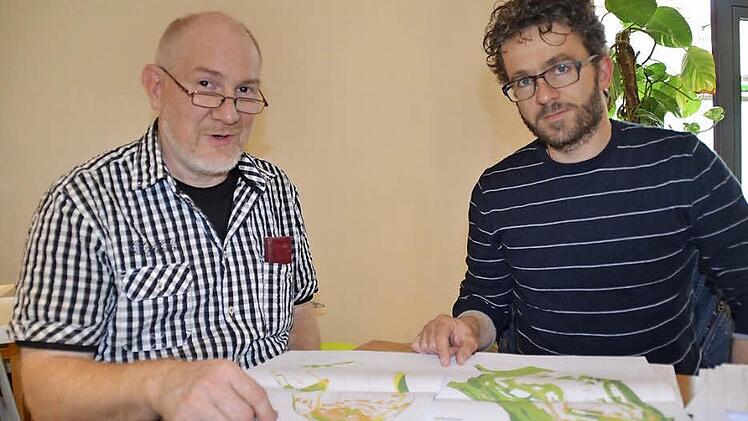 Kreisheimatpfleger Christian Neugebauer (links) unterstützt den Landschaftsplaner Thomas Büttner bei seinen Forschungen. Hier haben die beiden Karten vor sich liegen, die die Landnutzung in Oehrberg von 1850 und heute abbilden.  Foto: Kathrin Kupka-Hahn