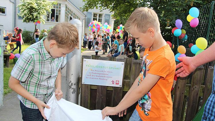 Das Schild wird enthüllt. Foto: Rainer Glissnik