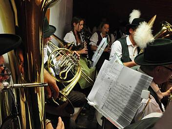 Von der Empore aus spielten die Schlossberger aus Hohnhausen. Fotos: Simon Albrecht
