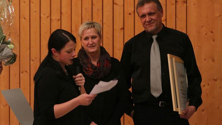 Beim Jahreskonzert der Blaskapelle Meeder wurde Thomas Krämer (rechts) zum Ehrenvorsitzenden ernannt. Foto: Jochen Berger