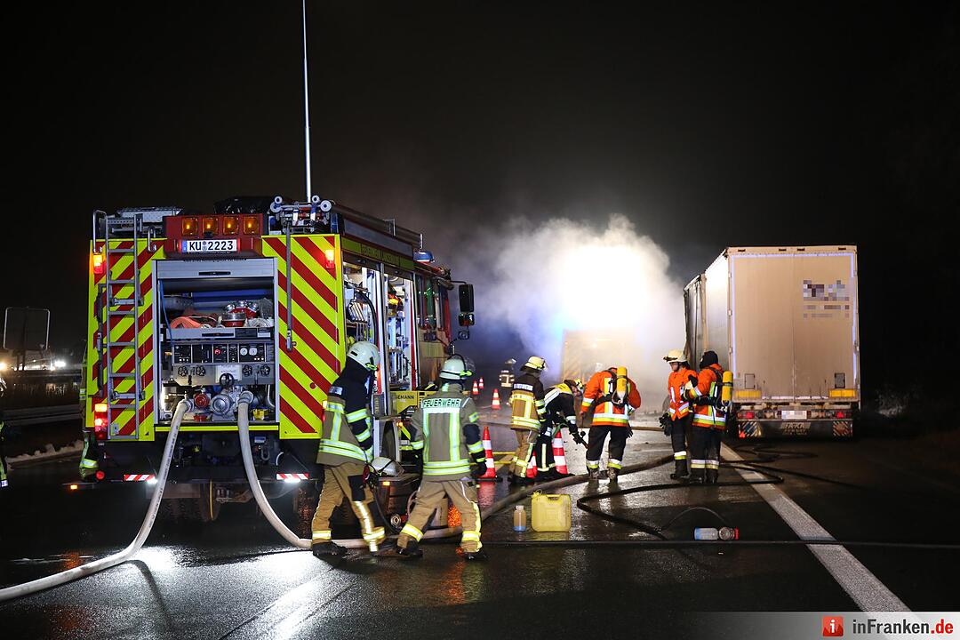 Brennender Lastwagen blockiert Autobahn - A9 beidseitig aufgrund Rauchentwicklung gesperrt