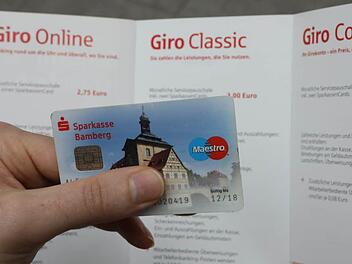 Die Banken verdienen mit Girokonten kaum mehr Geld. Hohe Einlagen der Kunden erzeugen inzwischen sogar Kosten für die Kreditinstitute. Deshalb erhöht nun auch die Sparkasse Bamberg die Gebühren für die Girokonten.  Foto: Barbara Herbst