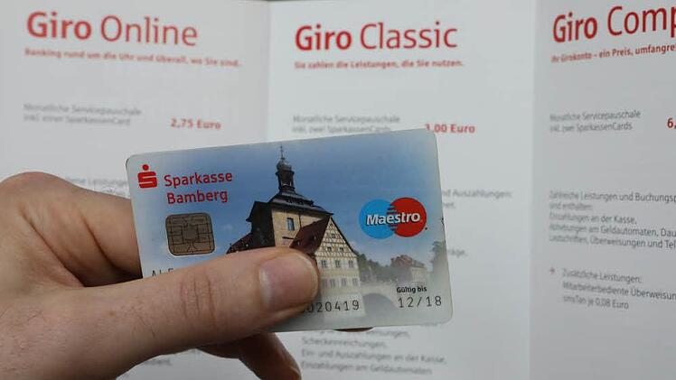 Die Banken verdienen mit Girokonten kaum mehr Geld. Hohe Einlagen der Kunden erzeugen inzwischen sogar Kosten für die Kreditinstitute. Deshalb erhöht nun auch die Sparkasse Bamberg die Gebühren für die Girokonten.  Foto: Barbara Herbst