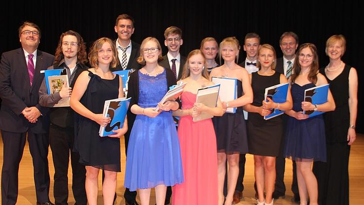 Diese Schüler hatten eine Abiturnote von 1,5 und darunter. Sie wurden von der Schulleiterin Renate Leive (r.) und Landrat Klaus Löffler (hintere Reihe, 2. v. r.) ausgezeichnet. Auch Elternbeiratvorsitzender Nikolaus Wiegand (l.) freute sich mit.