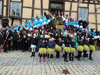 Sie geben ein tolles Bild ab: die Garden, die Geehrten, die Prinzenpaare, die Bürgerwehr, der Elferrat und der  Präsident vor dem Seßlacher Rathaus. Foto: Lothar Weidner