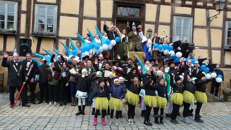 Sie geben ein tolles Bild ab: die Garden, die Geehrten, die Prinzenpaare, die Bürgerwehr, der Elferrat und der  Präsident vor dem Seßlacher Rathaus. Foto: Lothar Weidner