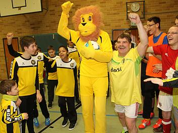 Die Spieler des FC FED-OLÉ begrüßten ihr neues  Maskottchen.Foto: Michael Stelzner