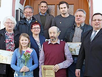 Die geehrten Kleintierzüchter (von links): Gisela Gebhard (40 Jahre), : Berthold Popp (bisheriger Ausstellungsleiter), Nele Rüger (vorne), Denise Lauterbach (scheidende Jugendleiterin), Bürgermeister Martin Bernreuther, das neue Ehrenmitglied Friedhelm Hadamietz, Markus Weihermüller (20 Jahre), Fritz Müller (40 Jahre) und Vorsitzender Helmut Ulbrich (40 Jahre) Foto: Katharina Müller-Sanke