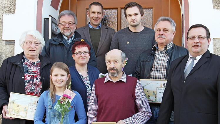 Die geehrten Kleintierzüchter (von links): Gisela Gebhard (40 Jahre), : Berthold Popp (bisheriger Ausstellungsleiter), Nele Rüger (vorne), Denise Lauterbach (scheidende Jugendleiterin), Bürgermeister Martin Bernreuther, das neue Ehrenmitglied Friedhelm Hadamietz, Markus Weihermüller (20 Jahre), Fritz Müller (40 Jahre) und Vorsitzender Helmut Ulbrich (40 Jahre) Foto: Katharina Müller-Sanke