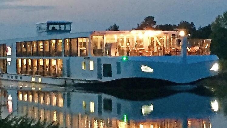 Ein Flusskreuzfahrtschiff auf dem Main-Donau-Kanal. Deutlich ist der erhöhte Steuerstand zu sehen, wie ihn auch das Unglücksschiff hatte. Symbolfoto: Klaus Gallenz via inFrankenPix