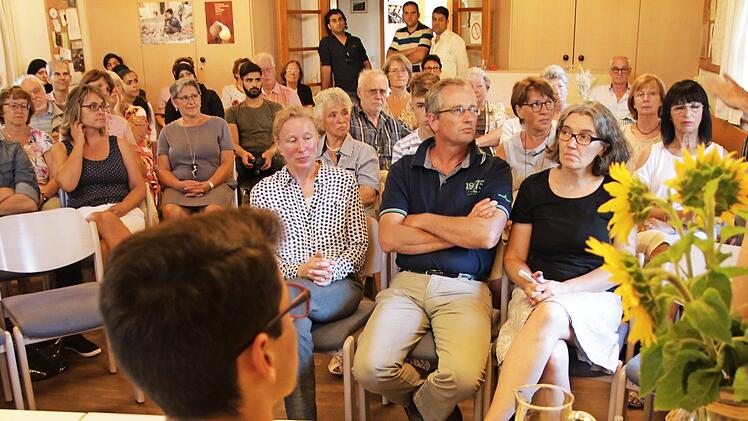 Unter dem Pseudonym Seif Arsalan hat ein junger Syrer einen autobiografischen Jugendroman geschrieben, aus dem er im Stadtsteinacher evangelischen Gemeindehaus las. Er möchte nicht, dass sein Gesicht publiziert wird. Seinen Schwestern in Syrien könnte es schaden, wenn seine Flucht dort bekannt würde. Foto: Klaschka