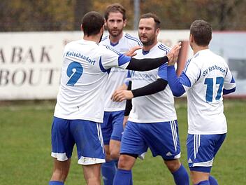 Jubelnde Ketschendorfer - besser kann die bisherige Serie in der Kreisliga Coburg nicht bebildert werden. Die Jungs vom Buchberg sind auf dem besten Weg zur Meisterschaft und damit zum Direktaufstieg in die Bezirksliga Oberfranken West. Ein lang gehegter Wunsch des SVK.  Foto: Timo Geldner