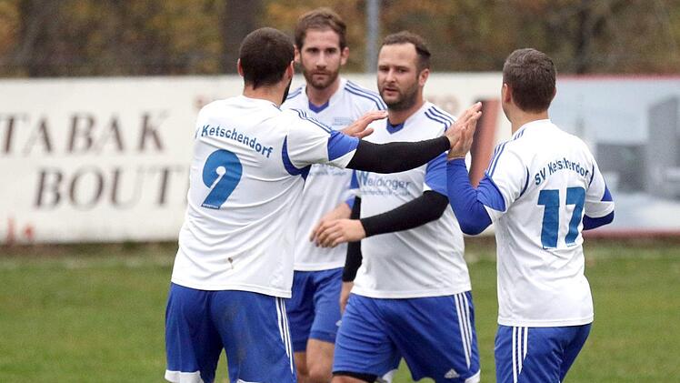 Jubelnde Ketschendorfer - besser kann die bisherige Serie in der Kreisliga Coburg nicht bebildert werden. Die Jungs vom Buchberg sind auf dem besten Weg zur Meisterschaft und damit zum Direktaufstieg in die Bezirksliga Oberfranken West. Ein lang gehegter Wunsch des SVK.  Foto: Timo Geldner