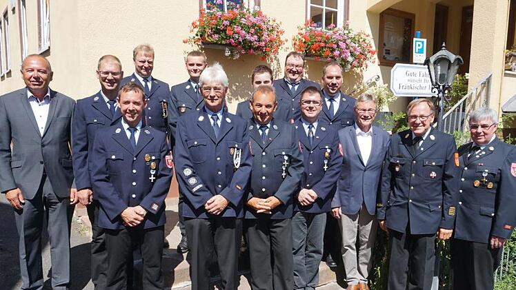 Der  Markt Zeitlofs ehrte verdiente Feuerwehrkameraden,  stellvertretender Landrat Jürgen Englert (links) überreichte die Anstecknadeln (weiter von links):   Tobias  Mangold, Manuel Kenner, Robert Knauf, Manfred Krauß und  Jürgen Stelzner,  rechts daneben Bürgermeister Wilhelm Friedrich, Kreisbrandrat Benno Metz und  Kreisbrandmeister Wolfgang Kenner. Die  Kommandanten (hinten, von  links) sprachen jeweils die Laudatio: Thomas Brand  (Weißenbach), Patrick Pinkau (Roßbach), Sascha Wagner (Rupb...