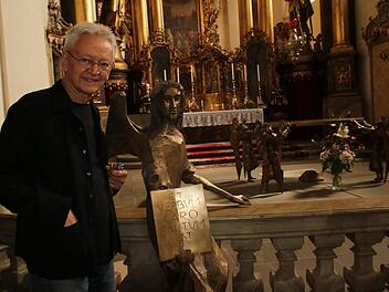 Pfarrer Hans-Werner Alt vor Ambo und Altar der Banzer Stiftskirche, die er vom Künstler Klaus Backmund hat gestalten lassen.Matthias Einwag
