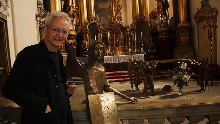 Pfarrer Hans-Werner Alt vor Ambo und Altar der Banzer Stiftskirche, die er vom Künstler Klaus Backmund hat gestalten lassen.Matthias Einwag