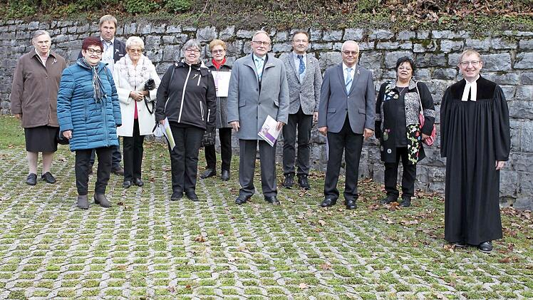 Nach dem Gottesdienst stellte sich Pfarrer Peter Göll mit den Jubelkonfirmanden zu einem Erinnerungsbild.  Foto: Michael Wunder