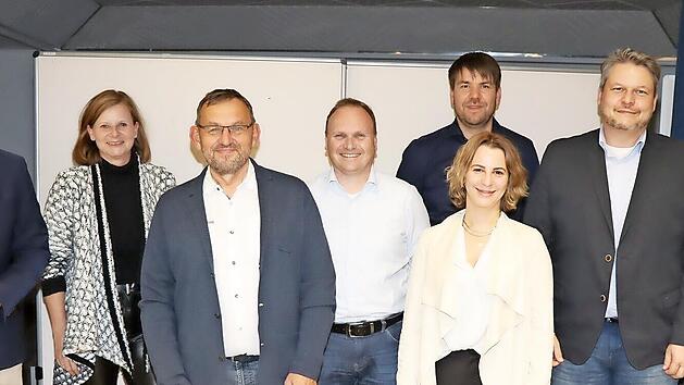 Die neue Vorstandschaft des Wirtschaftsforums Obermain-Jura mit den Vertretern aus den Kommunen, von links: Vorsitzender Michael Limmer, die Zweite B&uuml;rgermeisterin von Burgkunstadt, Susanne Bock von W&uuml;lfingen, Vorstandsmitglied und scheidender Vorsitzender Erhard Str&ouml;hl, Schatzmeister Uwe Gottschlich, die Dritte B&uuml;rgermeisterin von Weismain, Julia Sp&ouml;rlein, Zweiter Vorsitzender Oliver Bienlein, der Zweite B&uuml;rgermeister von Altenkunstadt, Marco Weidner, und Dritter Vorsitzender Christian Dietz
