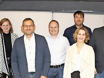 Die neue Vorstandschaft des Wirtschaftsforums Obermain-Jura mit den Vertretern aus den Kommunen, von links: Vorsitzender Michael Limmer, die Zweite Bürgermeisterin von Burgkunstadt, Susanne Bock von Wülfingen, Vorstandsmitglied und scheidender Vorsitzender Erhard Ströhl, Schatzmeister Uwe Gottschlich, die Dritte Bürgermeisterin von Weismain, Julia Spörlein, Zweiter Vorsitzender Oliver Bienlein, der Zweite Bürgermeister von Altenkunstadt, Marco Weidner, und Dritter Vorsitzender Christian Dietz