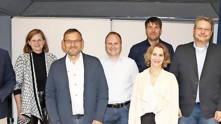 Die neue Vorstandschaft des Wirtschaftsforums Obermain-Jura mit den Vertretern aus den Kommunen, von links: Vorsitzender Michael Limmer, die Zweite Bürgermeisterin von Burgkunstadt, Susanne Bock von Wülfingen, Vorstandsmitglied und scheidender Vorsitzender Erhard Ströhl, Schatzmeister Uwe Gottschlich, die Dritte Bürgermeisterin von Weismain, Julia Spörlein, Zweiter Vorsitzender Oliver Bienlein, der Zweite Bürgermeister von Altenkunstadt, Marco Weidner, und Dritter Vorsitzender Christian Dietz