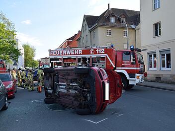 Bayreuth: Fahrzeug kippt bei Unfall auf Seite - Verletzt im Auto eingeklemmt